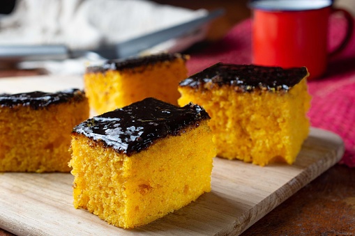 Bolo de cenoura com cobertura