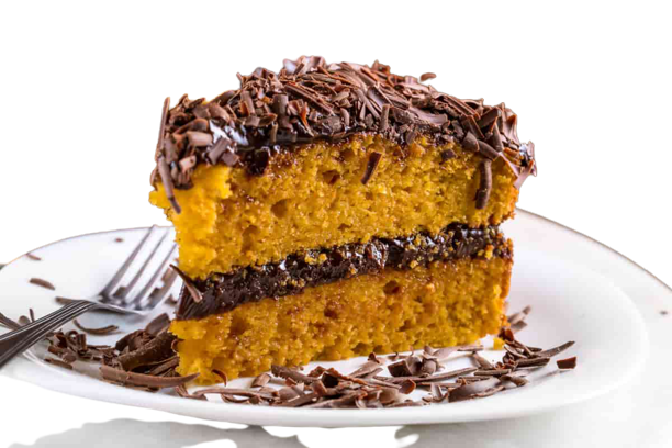 Bolo fácil de fazer com brigadeiro por dentro e por fora