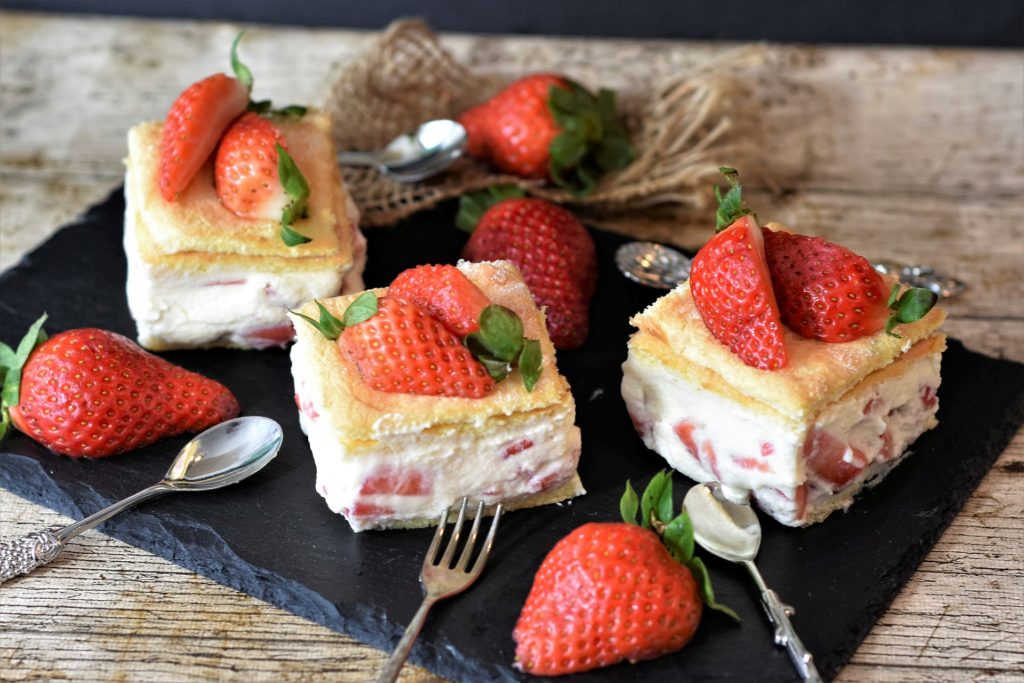 Bolo de iogurte e leite condensado cream cheese recheado com morangos