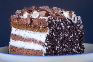 Bolo recheado com creme branco