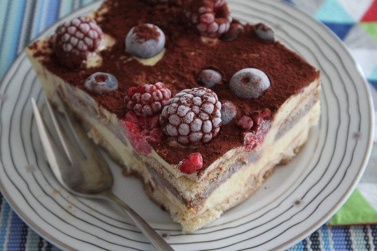 Bolo recheado com doce de leite e ameixas