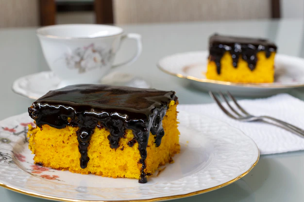 Bolo de cenoura com cobertura de deliciosa chocolate