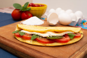 Crepioca de queijo com tomate e orégano