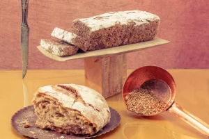 Pão ploc com ovos, coco parmesão, linhaça