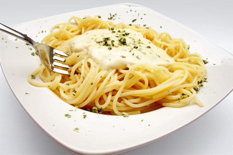 Macarrão ao molho branco