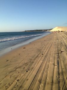 Venha conhecer Jericoacoara, Ceará Já conhecida entre os turistas brasileiros e até estrangeiros, Jericoacoara é um pequeno vilarejo à beira-mar. Localizado em uma área de dunas e próximo a piscinas de águas cristalinas.