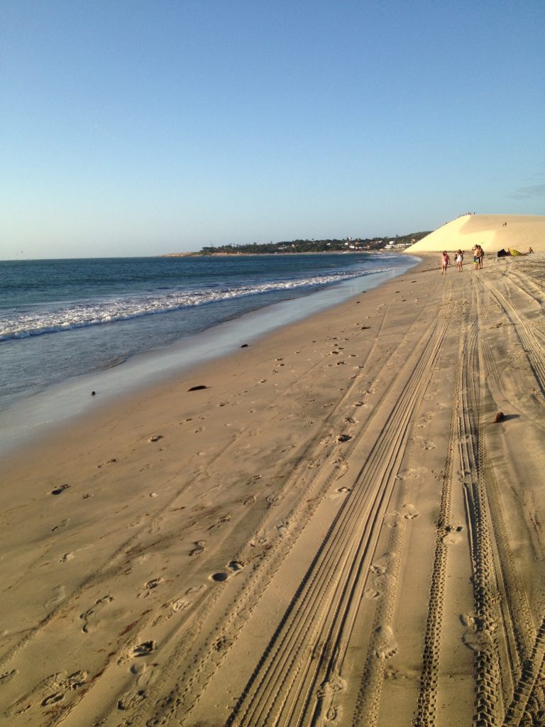 Venha conhecer Jericoacoara, Ceará Já conhecida entre os turistas brasileiros e até estrangeiros, Jericoacoara é um pequeno vilarejo à beira-mar. Localizado em uma área de dunas e próximo a piscinas de águas cristalinas.