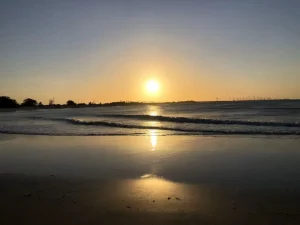 São Miguel do Gostoso é uma pequena cidade localizada no estado brasileiro de Rio Grande do Norte, que tem atraído cada vez mais turistas nos últimos anos devido à sua bela paisagem natural e às suas atividades de lazer.