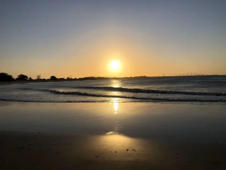 São Miguel do Gostoso é uma pequena cidade localizada no estado brasileiro de Rio Grande do Norte, que tem atraído cada vez mais turistas nos últimos anos devido à sua bela paisagem natural e às suas atividades de lazer.