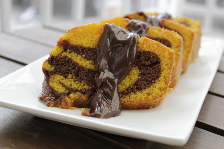 Bolo de Cenoura. Você quer aprender a fazer um bolo de cenoura delicioso e com cobertura de chocolate?