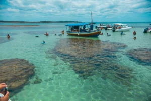 Bahia, Morro de São Paulo.A uma curta distância de carro de Salvador é um destino muito popular em nosso Nordeste, que fica lotado durante o Carnaval e oferece muita tranquilidade na baixa temporada.