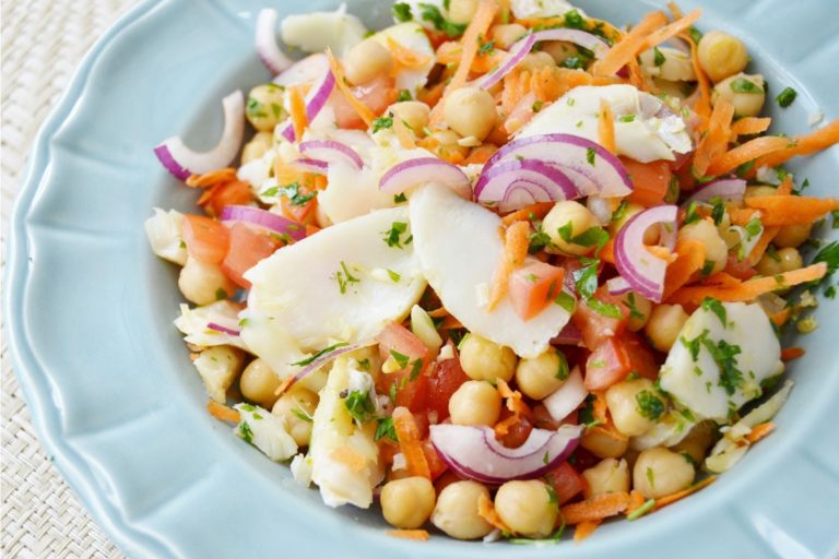 Salada de grão-de-bico com bacalhau