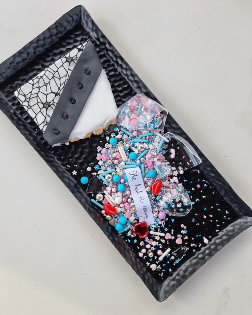 Bolo de R$ 110 Mil. Em primeiro lugar, o recente acontecimento de uma britânica celebrando sua separação com uma festa extravagante na Espanha tem causado alvoroço nas redes sociais.